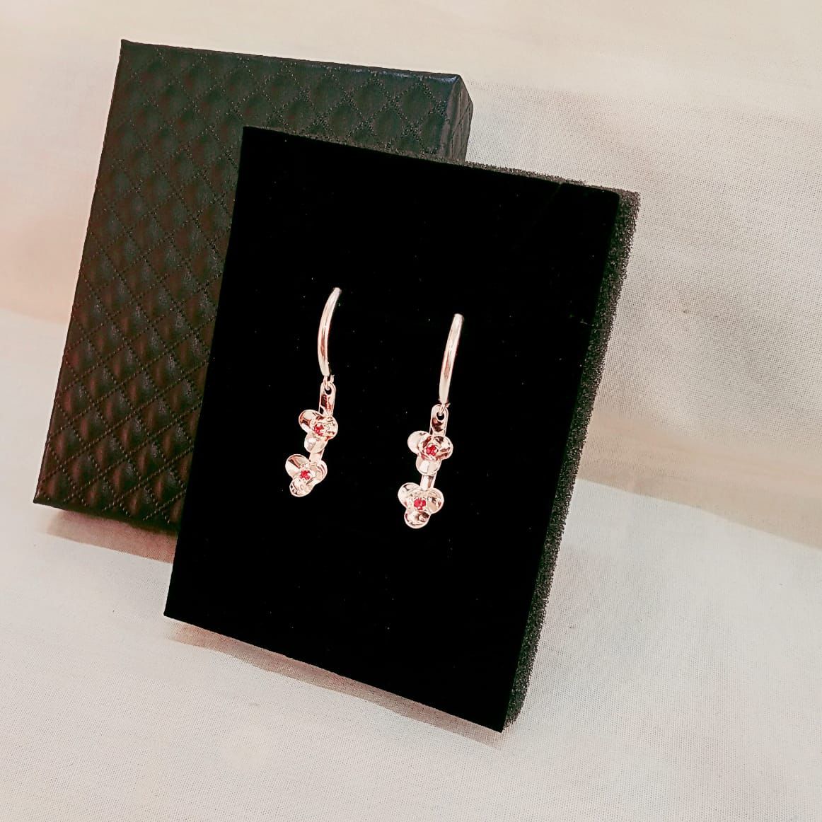 Brinco Florescer - argola delicada com pingente flor e zircônias rosé